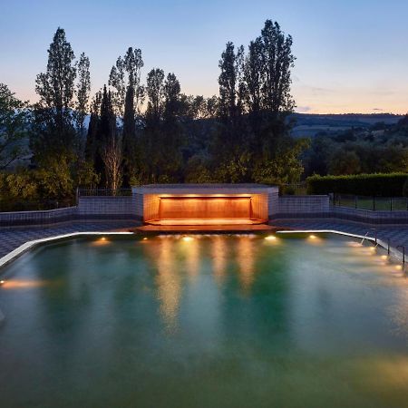 Fonteverde Lifestyle & Thermal Retreat - The Leading Hotels Of The World San Casciano dei Bagni Extérieur photo The memorial at night