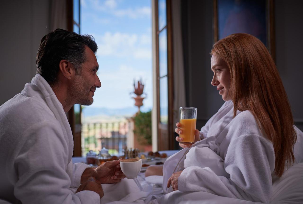 Fonteverde Lifestyle & Thermal Retreat - The Leading Hotels Of The World San Casciano dei Bagni Extérieur photo A couple wearing bathrobes